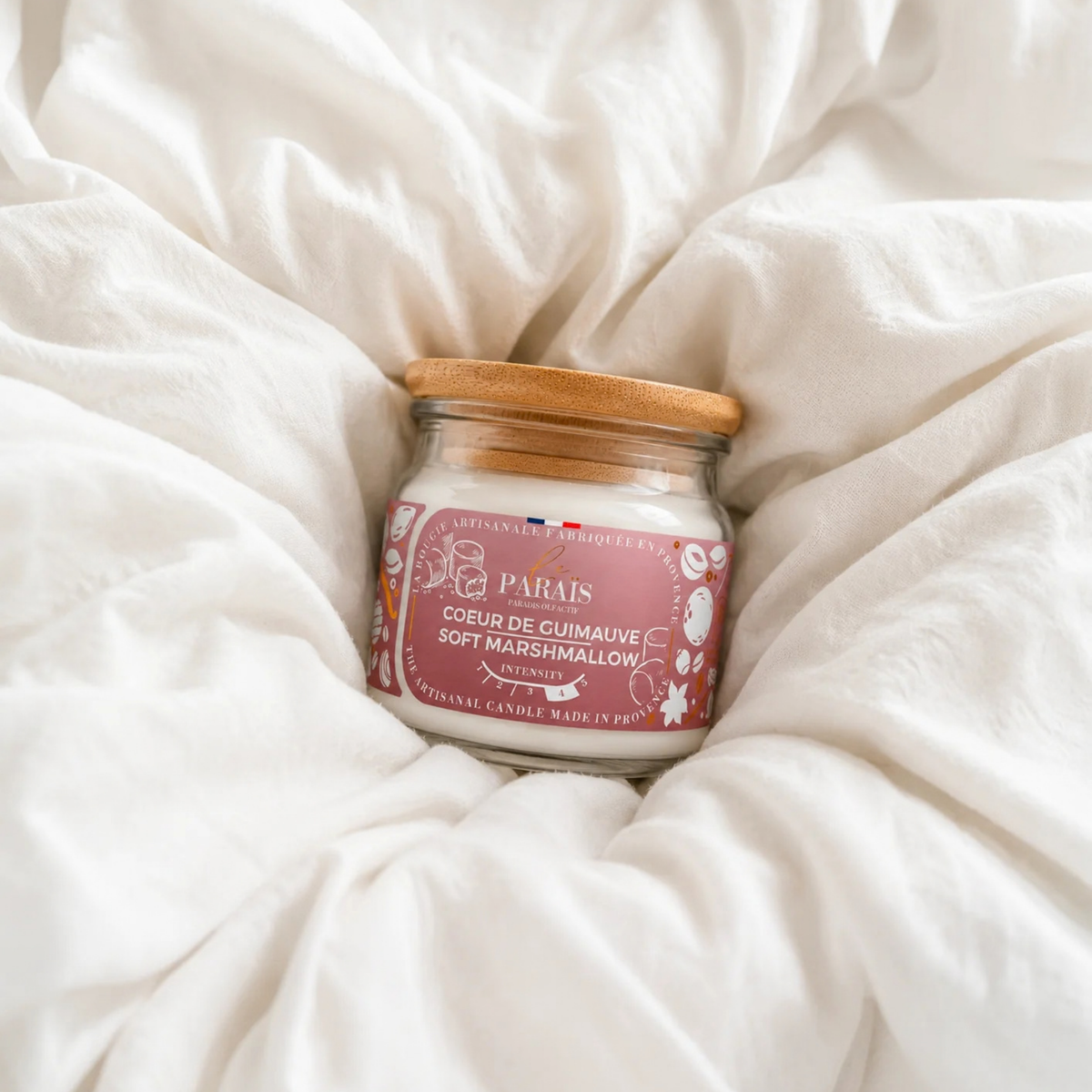 Bougie parfumée Cœur de Guimauve sur des draps blancs, Le Paraïs