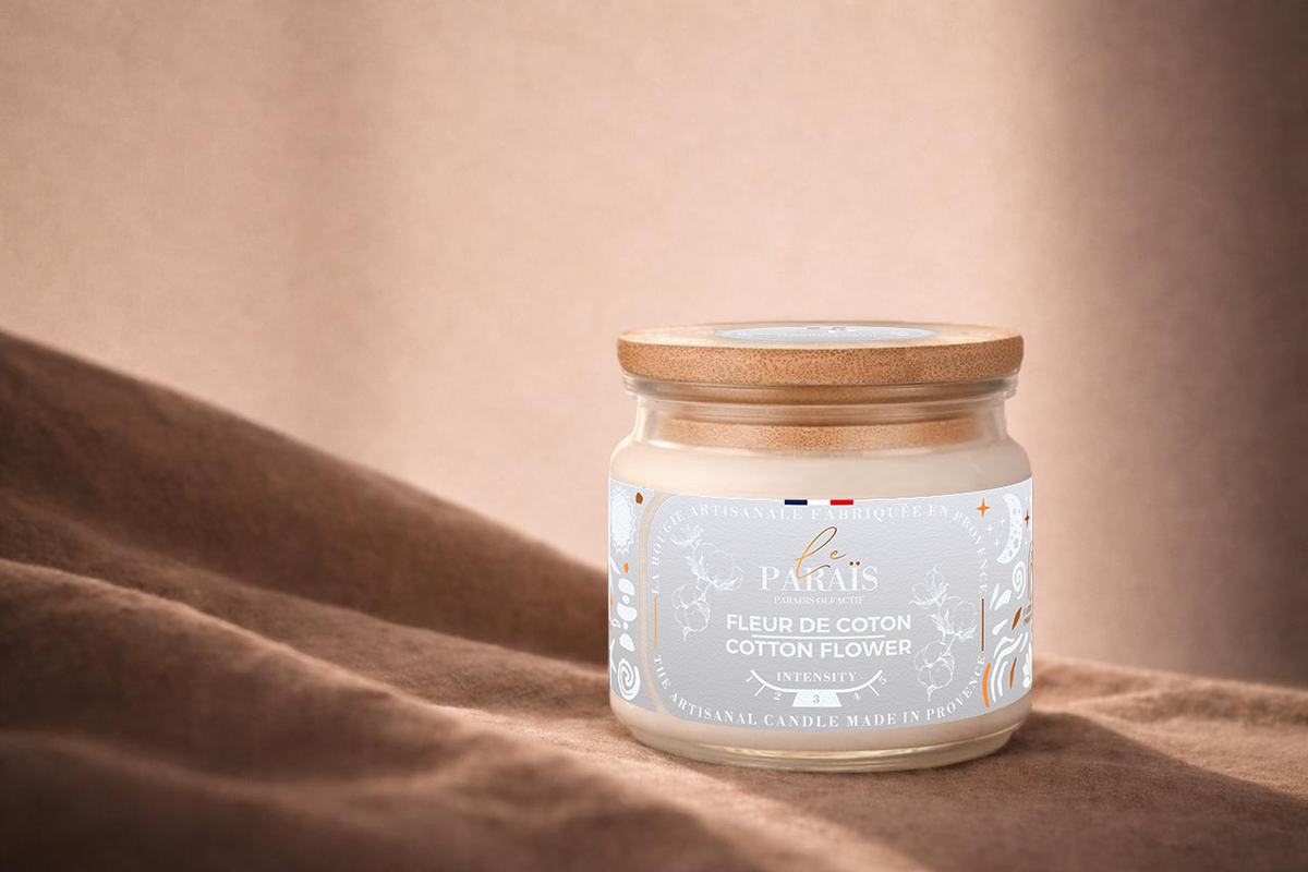 Bougie parfumée Fleur de Coton en situation, Le Paraïs