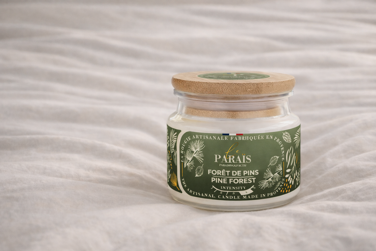 Bougie parfumée Forêt de Pins en situation, Le Paraïs